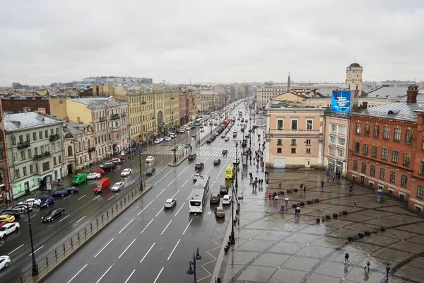 Санкт-Петербург, Росія - листопад 2020 Панорамний вид з даху на Ліговському проспекті з рухом транспорту і Московським залізничним вокзалом. Один з головних ландшафтів Санкт-Петербурга. Історичний Стокове Зображення
