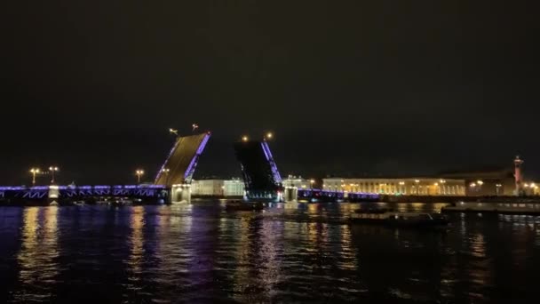 Gece Rusya 'da St. Petersburg' da bulunan Palas Köprüsü ve Kış Sarayı 'nda 4k video çarpıcı manzara. — Stok video