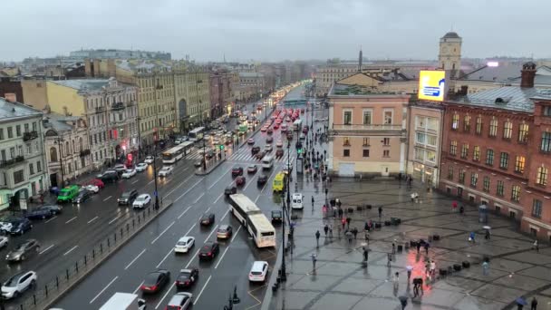 Beautiful aerial St Petersburg city view in Russia with Roof view of Ligovsky Prospekt with car traffic and Moscow railway station on a cloudy St. Petersburg day. Crowds of tourists cross the avenue — Stock Video