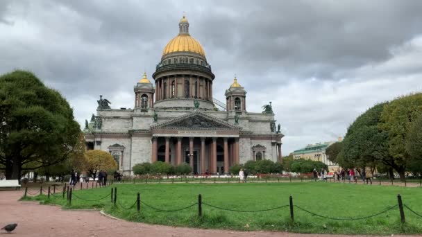 St. Petersburg, Rusya. Kasım 2020: Güneşli bir günde Saint-Petersburg şehir merkezinin göz kamaştırıcı manzarası. Isaac ve Kazan Katedrali, Sonbahar mevsimi. — Stok video