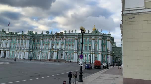 4K St. Petersburg, Rosja - listopad 2020 Plac Pałacowy w Petersburgu. Namiętne niebo Petersburga — Wideo stockowe
