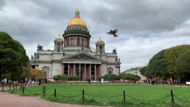 St Petersburg, Ryssland. November 2020: Fantastisk utsikt över Sankt Petersburg centrum under solig dag. Isaac och Kazans katedral, höstsäsong. — Stockvideo