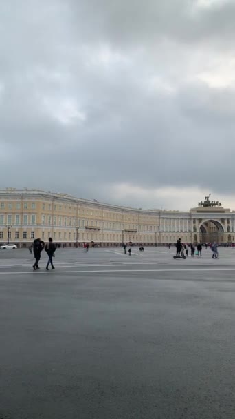 ST PETERSBURG, RUSKO - listopad 2020 Palácové náměstí v Petrohradě, Rusko během večera s oblačnou oblohou plnou lidí — Stock video