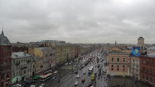 Vacker antenn St Petersburg stadsutsikt i Ryssland med takutsikt över Ligovsky Prospekt med biltrafik och Moskva järnvägsstation på en molnig St Petersburg dag. Massor av turister korsar allén — Stockvideo