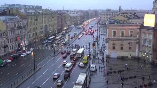 Beautiful aerial St Petersburg city view in Russia with Roof view of Ligovsky Prospekt with car traffic and Moscow railway station on a cloudy St. Petersburg day. Crowds of tourists cross the avenue — Stock Video