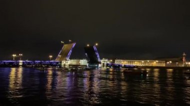 Gece Rusya 'da St. Petersburg' da bulunan Palas Köprüsü ve Kış Sarayı 'nda 4k video çarpıcı manzara.