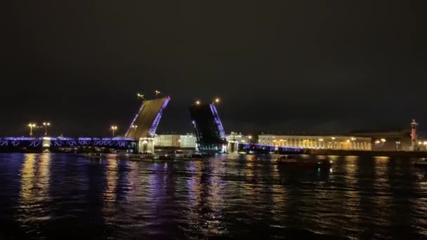 Gece Rusya 'da St. Petersburg' da bulunan Palas Köprüsü ve Kış Sarayı 'nda 4k video çarpıcı manzara. — Stok video