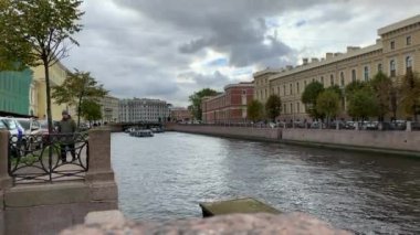 Saint Petersburg 'da tekne gezisi. Kanalları gezmek. 