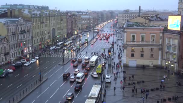 Beautiful aerial St Petersburg city view in Russia with Roof view of Ligovsky Prospekt with car traffic and Moscow railway station on a cloudy St. Petersburg day. Crowds of tourists cross the avenue — Stock Video