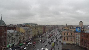 Rusya 'daki güzel St Petersburg şehri manzarası. Çatısı Ligovsky Prospekt manzaralı, araba trafiği ve bulutlu bir St. Petersburg gününde Moskova tren istasyonu. Turist kalabalığı caddeyi geçiyor.