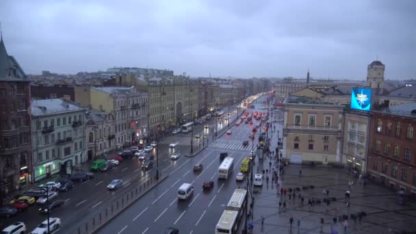 Beautiful aerial St Petersburg city view in Russia with Roof view of Ligovsky Prospekt with car traffic and Moscow railway station on a cloudy St. Petersburg day. Crowds of tourists cross the avenue — Stock Video