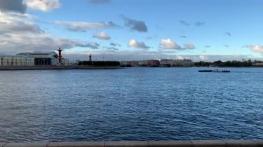 Şafak vakti dramatik St. Petersburg Neva destansı nehir köprüleri. Gün doğumu bulutları. Tarihi merkez Peter ve Paul Kalesi, Kış Sarayı, tarihi binalar. Boşluk aç. 