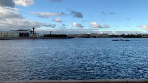 Şafak vakti dramatik St. Petersburg Neva destansı nehir köprüleri. Gün doğumu bulutları. Tarihi merkez Peter ve Paul Kalesi, Kış Sarayı, tarihi binalar. Boşluk aç. — Stok video