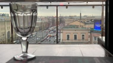 Ligovsky Prospekt St. Petersburg, Rusya 'daki bir kafenin penceresinden bak.