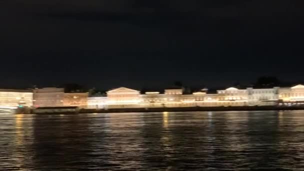 Чудесный ночной вид на мосты Санкт-Петербурга - Россия, Санкт-Петербург, 2020 год — стоковое видео