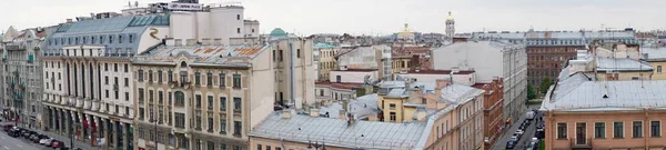 St. Petersburg, Russia - November, 2020 Amazing panoramic view on Ligovsky Prospekt and Moskovsky Railway Station. Roof view. Crowds of tourists in a hurry to their business, lively traffic on the — Stock Photo, Image