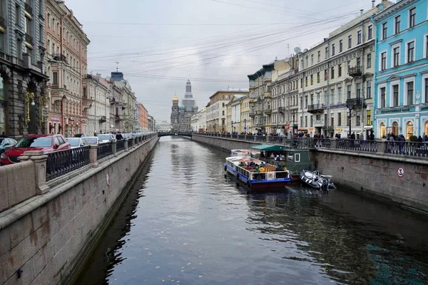 St. Petersburg, Rusland - november 2020 Historisch, pittoresk Griboyedov kanaal en straat naar kerk op gemorst bloed vol voetgangers. Herfstdag, massa 's toeristen. Waterkanaal met de excursie — Stockfoto