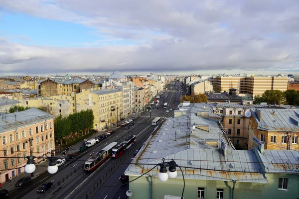 Panoramisch uitzicht, Concept voor onroerend goed panoramisch modern stadsgezicht gebouw vogelperspectief onder zonsopgang en ochtend blauwe heldere hemel in Sint-Petersburg, Rusland Stedelijk landschap contrasteren de planten — Stockfoto