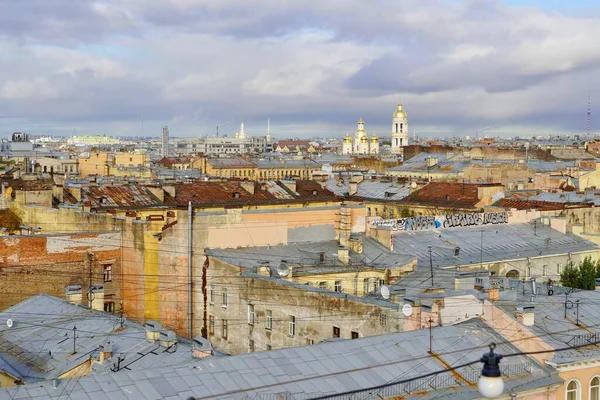 Panoramisch uitzicht, Concept voor onroerend goed panoramisch modern stadsgezicht gebouw vogelperspectief onder zonsopgang en ochtend blauwe heldere hemel in Sint-Petersburg, Rusland Stedelijk landschap contrasteren de planten — Stockfoto