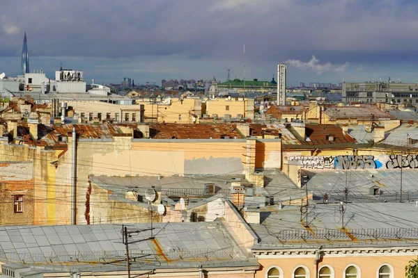 Vista panorámica, Concepto para bienes raíces panorama moderno paisaje urbano edificio pájaro vista aérea bajo la salida del sol y la mañana azul cielo brillante en San Petersburgo, Rusia Paisaje urbano contraste de las plantas — Foto de Stock