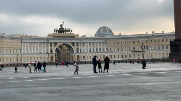 ST PETERSBURG, RUSKO - listopad 2020 Palácové náměstí v Petrohradě, Rusko během večera s oblačnou oblohou plnou lidí — Stock video