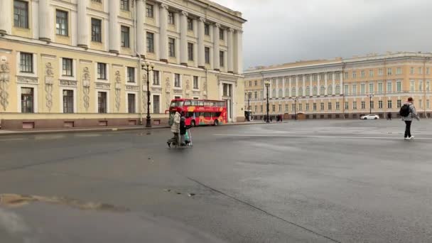 ST PETERSBURG, Oroszország - 2020 november Palota tér Szentpéterváron, Oroszország az este folyamán felhős ég zsúfolt az emberek — Stock videók