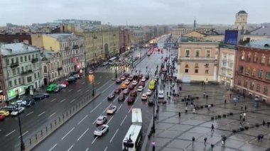 Rusya 'daki güzel St Petersburg şehri manzarası. Çatısı Ligovsky Prospekt manzaralı, araba trafiği ve bulutlu bir St. Petersburg gününde Moskova tren istasyonu. Turist kalabalığı caddeyi geçiyor.
