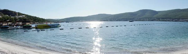 Panorámás kilátás nyílik a strand és a kék lagúna, strand és türkiz óceán fehér jachtok a legjobb strandok Törökországban - Bodrum, Törökország — Stock Fotó