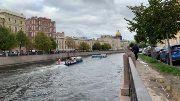 圣彼得堡的江船游轮。游览运河周围的风景. — 图库视频影像