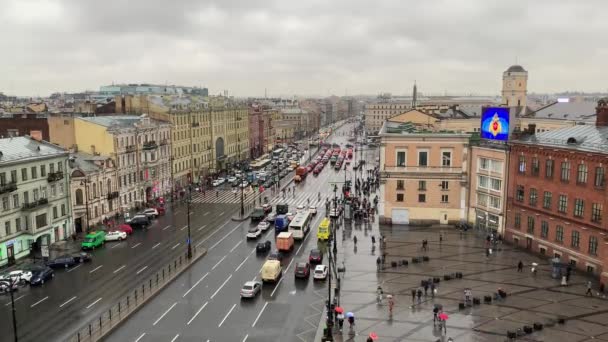 Beautiful aerial St Petersburg city view in Russia with Roof view of Ligovsky Prospekt with car traffic and Moscow railway station on a cloudy St. Petersburg day. Crowds of tourists cross the avenue — Stock Video