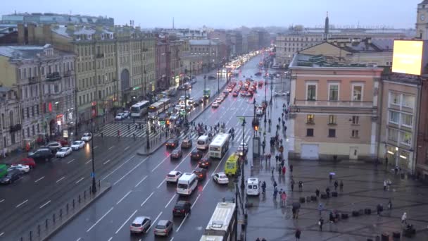 Piękny widok na miasto Petersburg w Rosji z widokiem na dach Ligovsky Prospekt z ruchu samochodowego i dworca kolejowego Moskwa na pochmurny dzień Petersburga. Tłumy turystów przekraczają aleję — Wideo stockowe