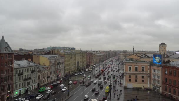 Vacker antenn St Petersburg stadsutsikt i Ryssland med takutsikt över Ligovsky Prospekt med biltrafik och Moskva järnvägsstation på en molnig St Petersburg dag. Massor av turister korsar allén — Stockvideo