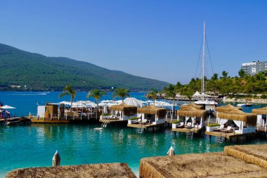 Panoramik manzara. Cennetin bayrağı. Plajın üzerinde sonsuz yüzme havuzu olan tropik tatil beldesi, Bodrum, Türkiye