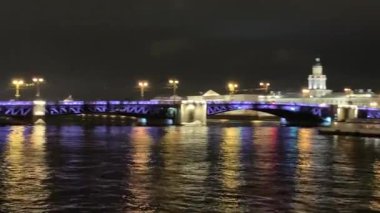 Neva Nehri 'nden geçen boşanmış bir köprü. Saint-Petersburg, Rusya