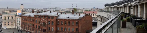 Vista del techo de los edificios Ligovsky Prospekt, San Petersburgo, Rusia. El techo en forma de centro comercial semicírculo Galeria. — Foto de Stock