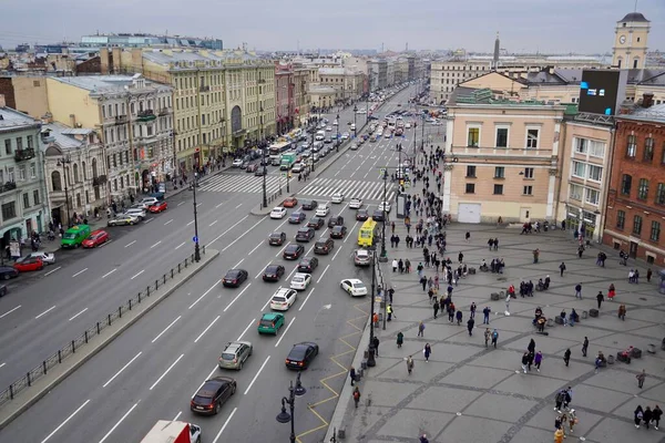 Санкт-Петербург, Россия - ноябрь 2020 г. Удивительный панорамный вид на Лиговский проспект и Московский вокзал. Вид на крышу. Толпы туристов спешат к своим делам, оживленные пробки на — стоковое фото