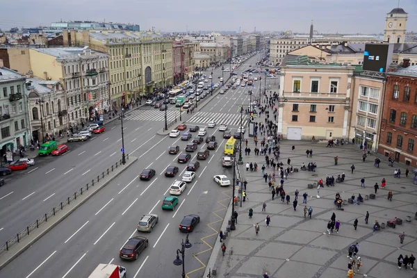 Санкт-Петербург, Росія - листопад 2020 Дивовижний панорамний вид на Ліговський проспект і Московський залізничний вокзал. Погляд на вид. Натовпи туристів поспішаючи до своєї справи, жвавий трафік на Ліцензійні Стокові Зображення