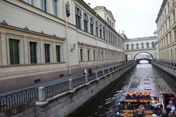 São Petersburgo, Rússia - Novembro de 2020 Ponte do canal de Inverno perto dos edifícios Museu Ermitage. Centro histórico da cidade, Arco famoso — Fotografia de Stock