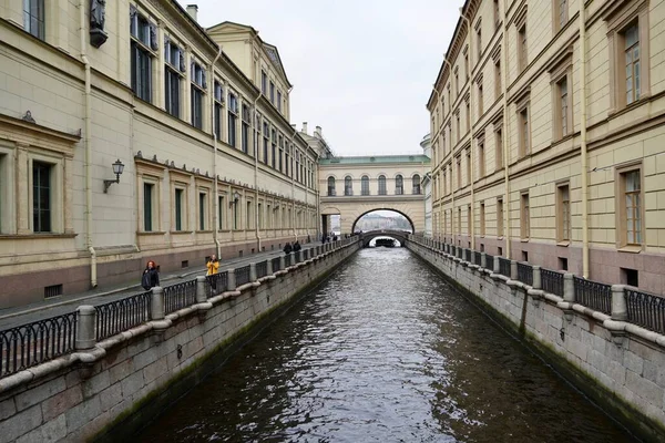 Szentpétervár, Oroszország - 2020 november Téli híd az épületek közelében Ermitage Múzeum. Történelmi központja a város, híres ív — Stock Fotó