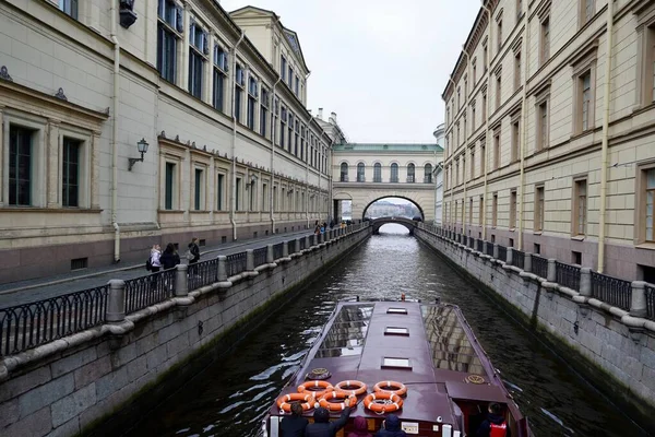 São Petersburgo, Rússia - Novembro de 2020 Ponte do canal de Inverno perto dos edifícios Museu Ermitage. Centro histórico da cidade, Arco famoso — Fotografia de Stock