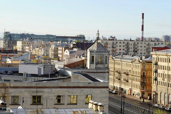 パノラマビュー、日の出とSt.Petersburg,ロシアの朝の青い空の下で鳥の目の空中ビューを構築する不動産パノラマの近代的な街並みのための概念植物と対照的な都市景観 — ストック写真