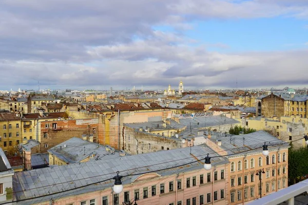 Panoramisch uitzicht, Concept voor onroerend goed panoramisch modern stadsgezicht gebouw vogelperspectief onder zonsopgang en ochtend blauwe heldere hemel in Sint-Petersburg, Rusland Stedelijk landschap contrasteren de planten — Stockfoto