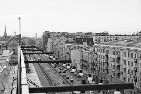 Widok panoramiczny, czarno-białe zdjęcie. Koncepcja nieruchomości panoramiczny nowoczesny pejzaż miejski budynek ptak oko widok z lotu ptaka pod wschodem słońca i rano błękitne niebo w Petersburgu, Rosja Urban — Zdjęcie stockowe