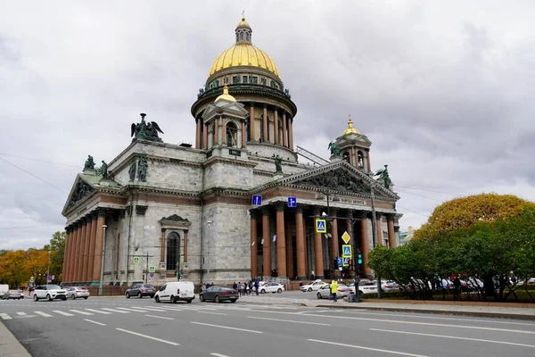 Saint-Petersburg, Rusko - listopad, 2020 Krásné město. Deštivý den v Petrohradě, Rusko. Střešní pohled na staré budovy a katedrála sv. Izáka — Stock fotografie