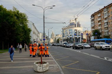  Moskova, Rusya - Eylül 2020 Moskova sokaklarında turuncu yelekli işçiler. Şehir sokak manzarası