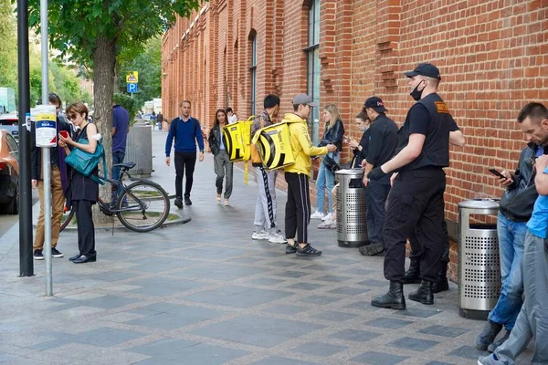 Moscow, Russia - September 2020 Couriers Yandex food delivery with large yellow bag-refrigerator on the streets of Moscow. Street View — Stock Photo, Image