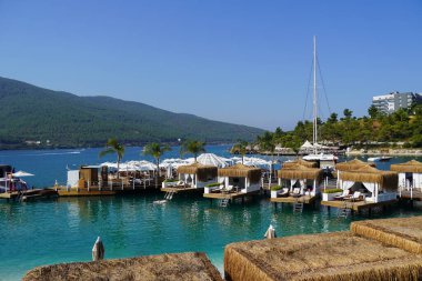 Türkiye 'nin kumlu kumsal cenneti manzarası. Metin için boşluk kopyala, su üzerinde bungalov, cennetten bir parça
