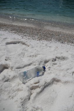 Bodrum, Türkiye - Ağustos 2020 Erikli suyu içen bir kristal buz beyaz kum Ege Denizi