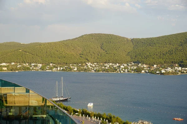 Vue panoramique incroyable Plage Et Blue Lagoon, l'une des meilleures plages de Turquie Bodrum, Turquie.Collines vertes et montagnes, îles, vue imprenable sur le cyprès mince et les yachts blancs, tourisme de luxe — Photo