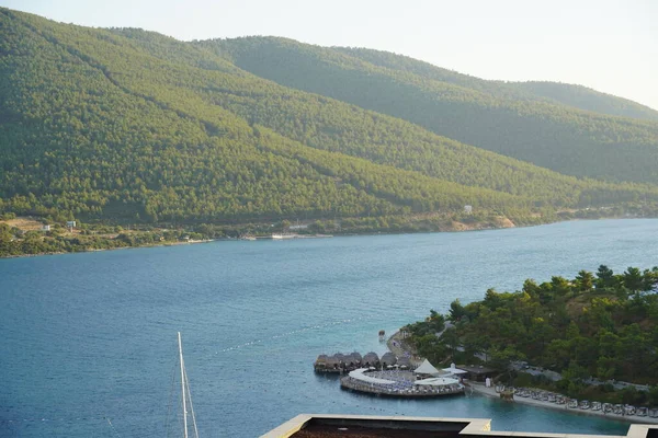 Vue panoramique incroyable Plage Et Blue Lagoon, l'une des meilleures plages de Turquie Bodrum, Turquie.Collines vertes et montagnes, îles, vue imprenable sur le cyprès mince et les yachts blancs, tourisme de luxe — Photo